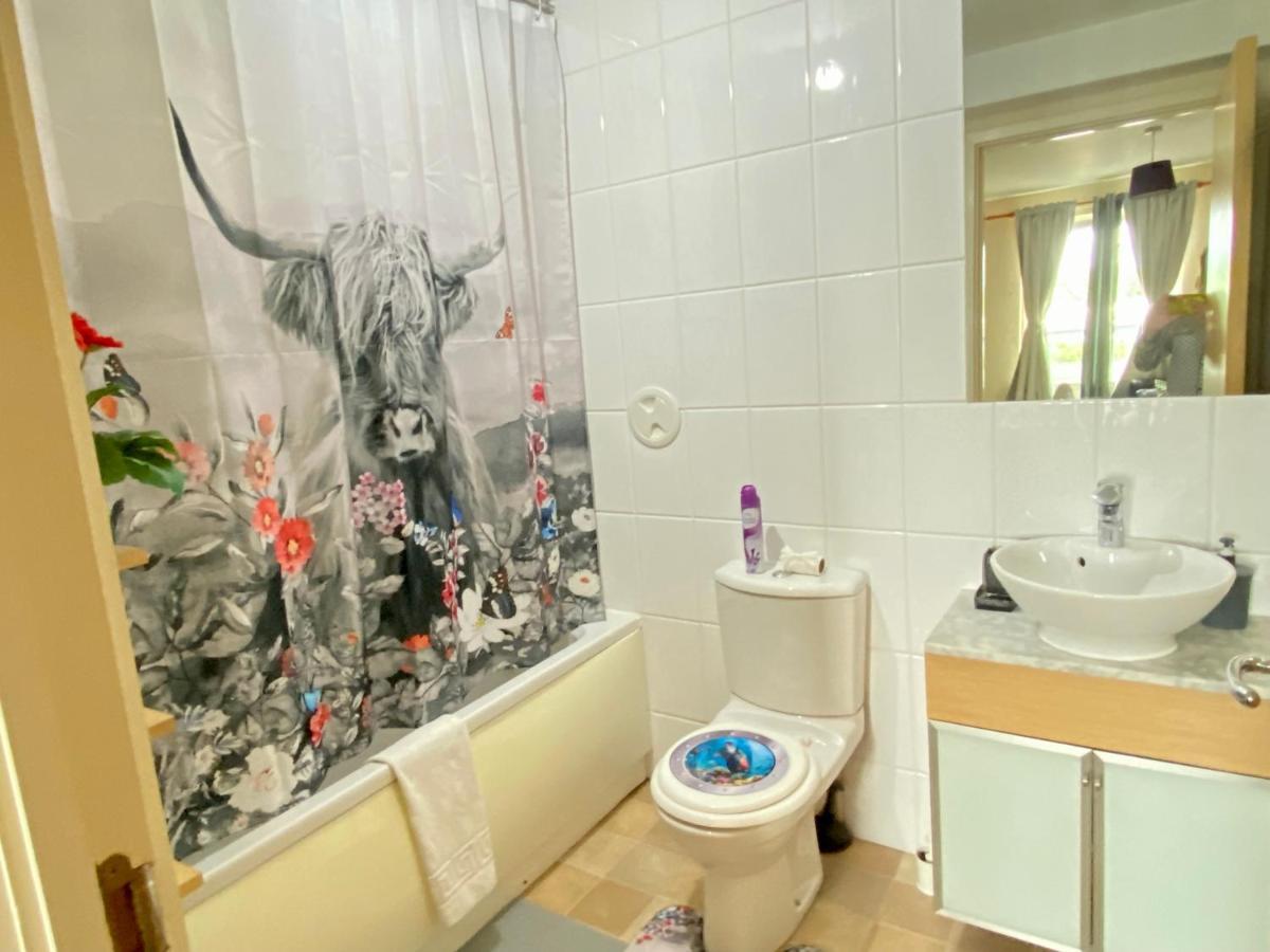 Lovely Double Room With Private Bathroom And Double Room With Shared Toilet & Parking Free เอดินบะระ ภายนอก รูปภาพ